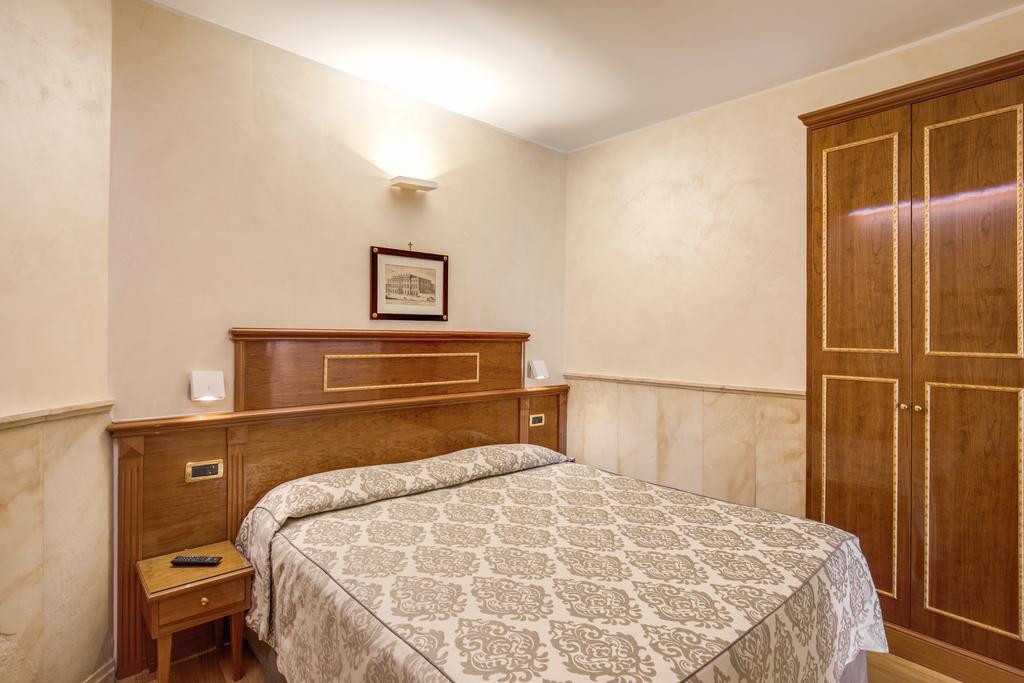 Pantheon Rooms Rome Bagian luar foto